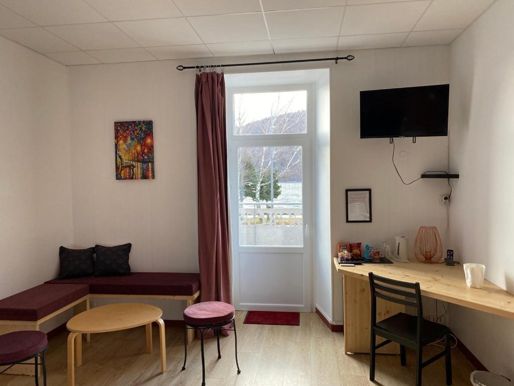 Hotel La Bonne Hotesse Chambon-sur-Lac Buitenkant foto
