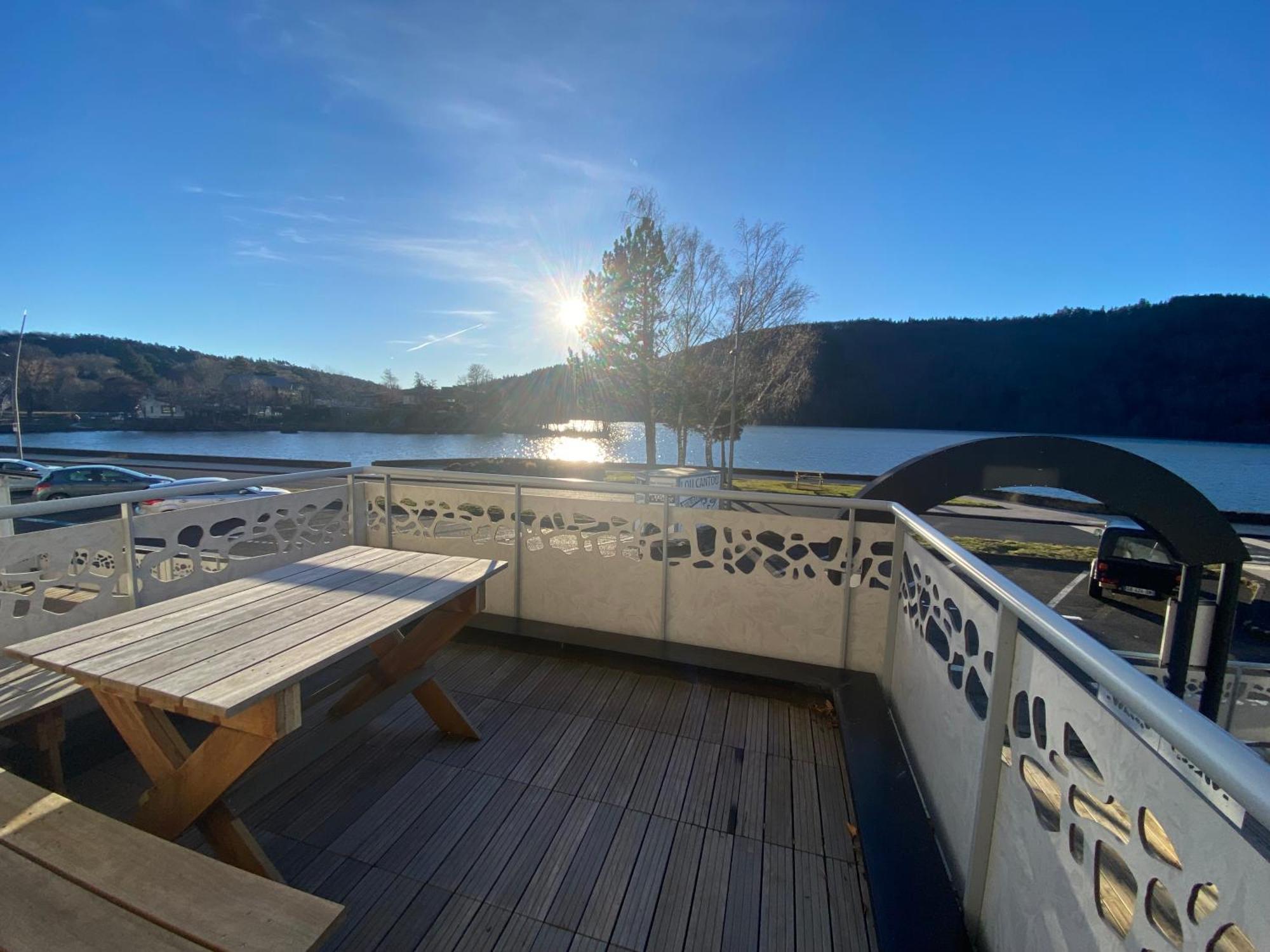 Hotel La Bonne Hotesse Chambon-sur-Lac Buitenkant foto