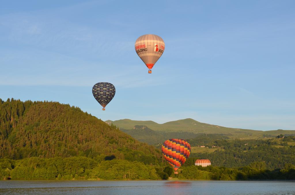 Hotel La Bonne Hotesse Chambon-sur-Lac Buitenkant foto
